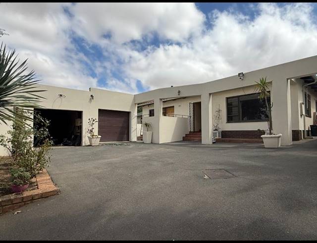 4 BEDROOM HOUSE FOR SALE IN BERGZICHT
